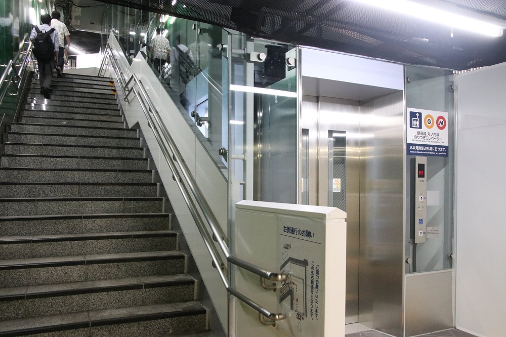 Commuters can choose to take the stairs or use the inclined elevator in Tokyou00e2u20acu2122s Akasaka Mitsuke subway station. u00e2u20acu2022 Picture via Twitter/2427junction