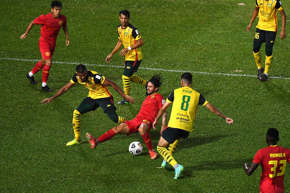 Hosts Kedah Darul Aman FC lost 2-4 to Selangor FC in their Super League match last night. u00e2u20acu2022 Bernama pic