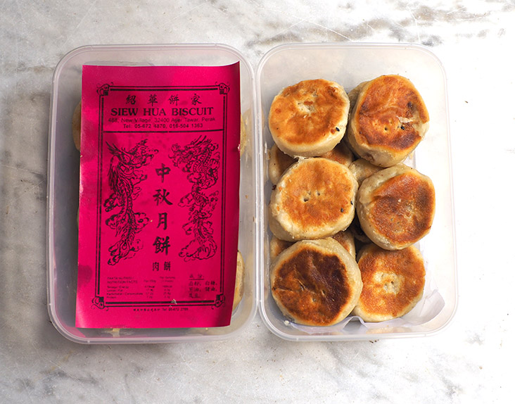 These mooncakes come in unpretentious plastic boxes and are preservative-free so eat them while they are fresh