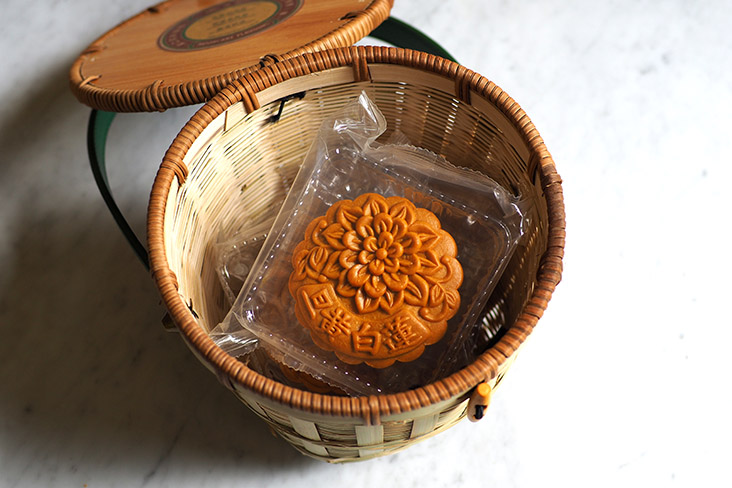 The Moon Picker set has a basket that you can store the mooncakes or repurpose it to hold pots after the festival is over