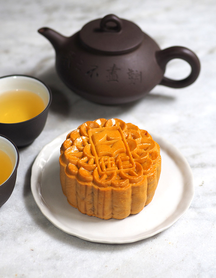 Hit up Shangri-La Kuala Lumpur for an exceptional pork-free assorted nuts baked mooncake with sun-dried fruits