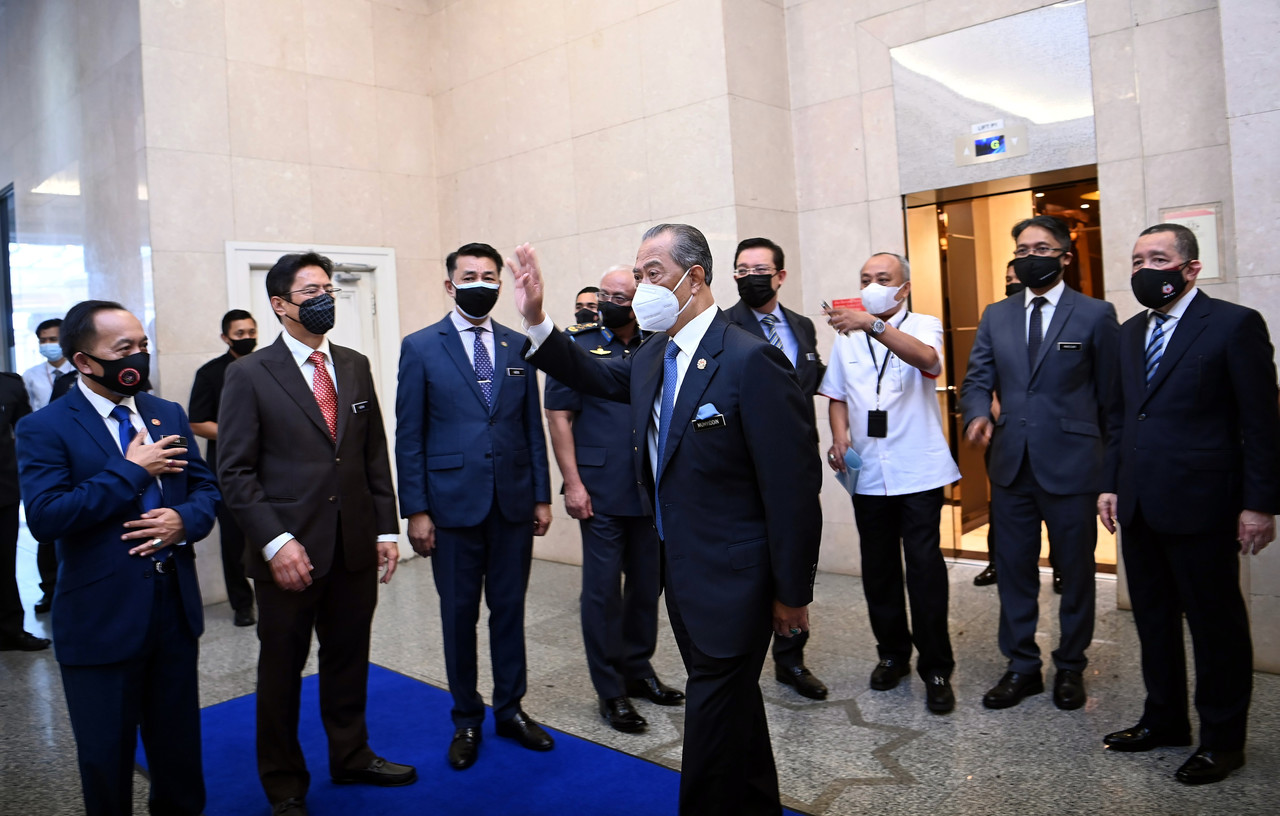 Tan Sri Muhyiddin Yassin waving at civil servants before leaving his office on his last day as Prime Minister, August 16, 2021. u00e2u20acu201d Bernama pic