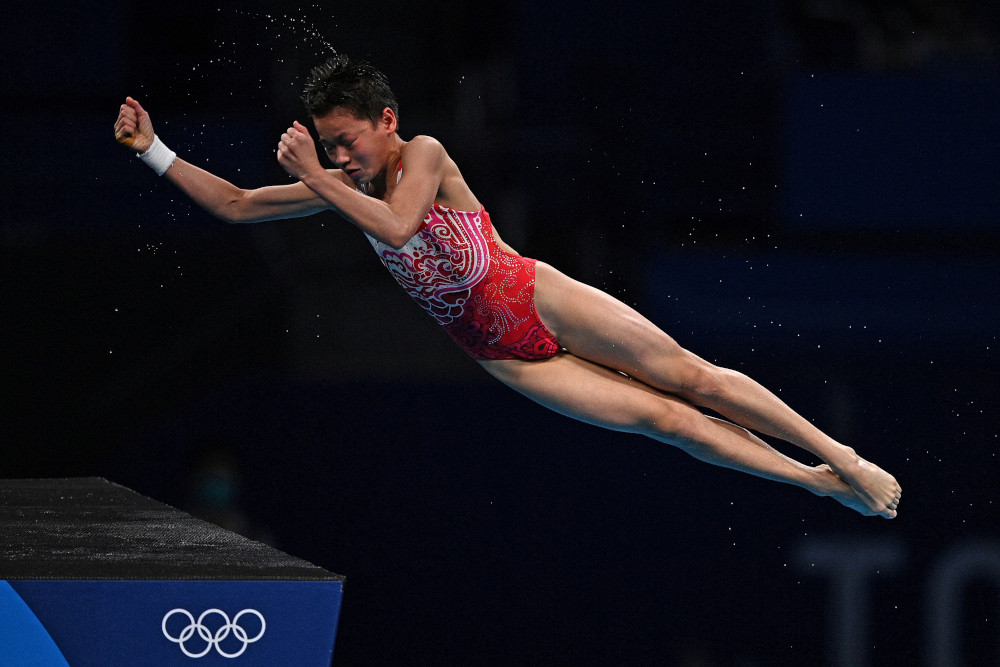 Chinau00e2u20acu2122s Quan Hongchan competes to win the womenu00e2u20acu2122s 10m platform diving final event during the Tokyo 2020 Olympic Games at the Tokyo Aquatics Centre in Tokyo, August 5, 2021. u00e2u20acu2022 AFP picnn