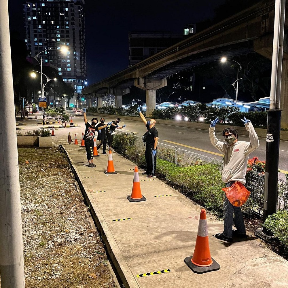 A Malaysian man who lost his father-in-law to Covid-19 along with his team has gone the extra mile to put up social distancing measures at a vaccination centre (PPV) after walk-in's ruckus. u00e2u20acu2022 Picture courtesy of Instagram/ Shakib.S