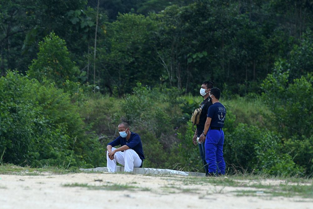 Shahmira Muhamad is pictured at his wife Siti Sarah Raissuddinu00e2u20acu2122s funeral at the Kampung Sungai Pusu muslim cemetery in Gombak August 9, 2021. u00e2u20acu201d Picture by Ahmad Zamzahuri