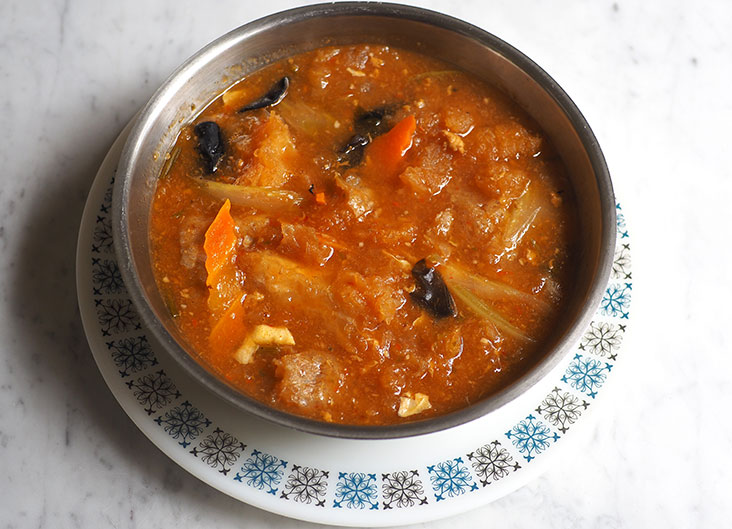 Lido Restaurant's hot and spicy fish maw soup can easily feed two greedy people or four adults