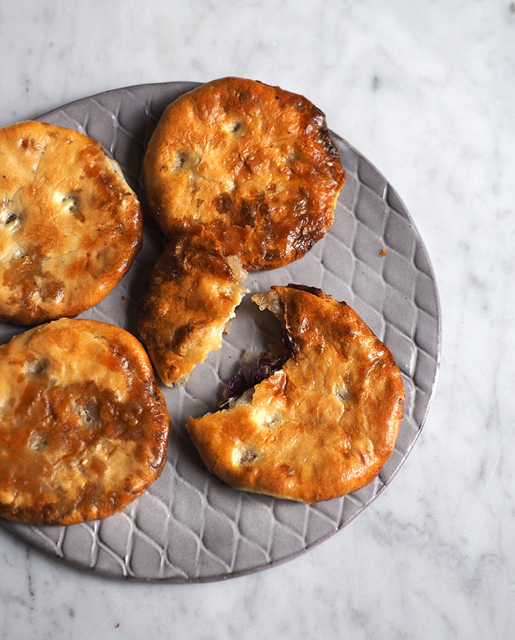 'Gong pia' are biscuits baked in a tandoor clay like oven and these ones filled with onions make a crunchy, tasty snack with a cup of hot coffee