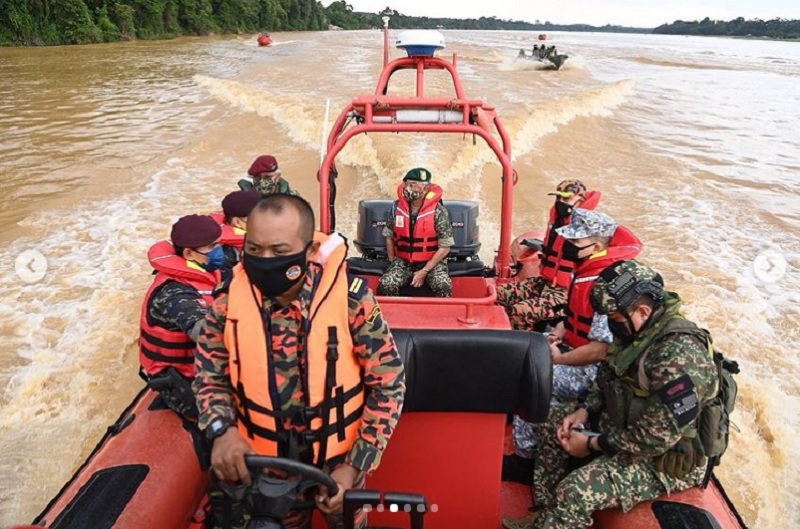Yang di-Pertuan Agong Al-Sultan Abdullah Riu00e2u20acu2122ayatuddin Al-Mustafa Billah Shah joins the search and rescue (SAR) operation to look for a soldier who reportedly went missing in Sungai Pahang August 31, 2021. u00e2u20acu201d Picture via Instagram/istana_negara