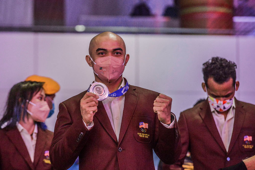 Datuk Mohd Azizulhasni Awang at the Kuala Lumpur International Airport after arriving from Tokyo, August 9, 2021. u00e2u20acu2022 Picture by Hari Anggara 