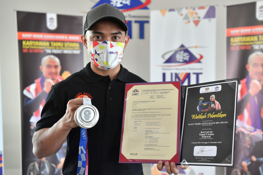 Datuk Azizulhasni Awang with the scholarship offer from Universiti Malaysia Terengganu in Kuala Nerus, August 26, 2021. u00e2u20acu201d Bernama pic 