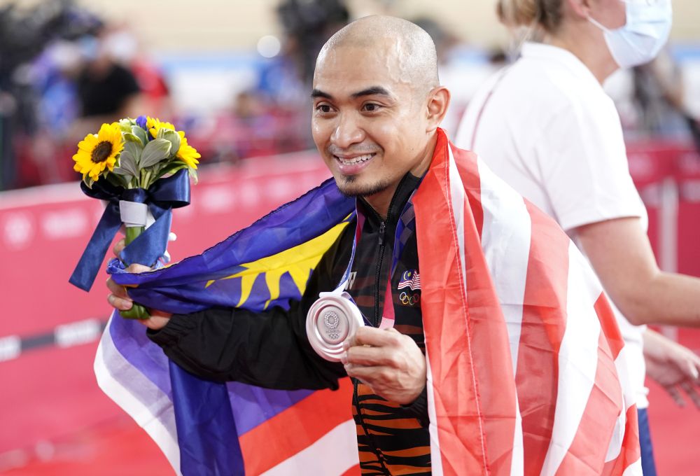 Malaysia's Mohd Azizulhasni Awang celebrates with his silver medal after the men's keirin final at the Izu Velodrome, Shizuoka August 8, 2021. u00e2u20acu201d Reuters picnn