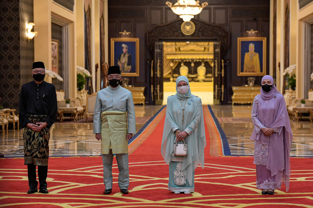 Yang di-Pertuan Agong Al-Sultan Abdullah Riu00e2u20acu2122ayatuddin Al-Mustafa Billah Shah and Raja Permaisuri Agong Tunku Azizah Aminah Maimunah Iskandariah pose with Prime Minister Datuk Seri Ismail Sabri Yaakob and his wife Datin Seri Muhaini Zainal Abidin at Ista