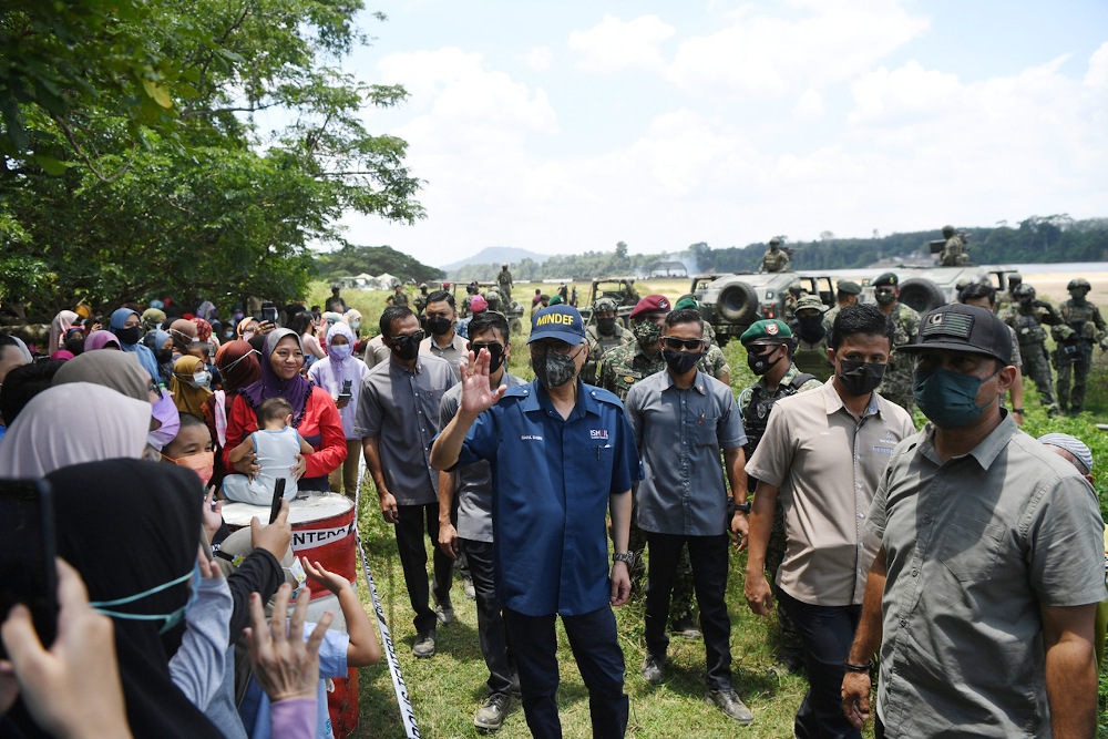 Datuk Seri Ismail Sabri greets Bera residents after returning to the Bera parlimentary constituency for a working visit August 28, 2021. u00e2u20acu201d Bernama pic