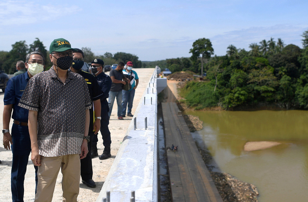 Deputy Prime Minister Datuk Seri Ismail Sabri Yaakob visits the construction site of the Kampung Seberang Guai bridge in Bera August 1, 2021. u00e2u20acu201d Bernama pic