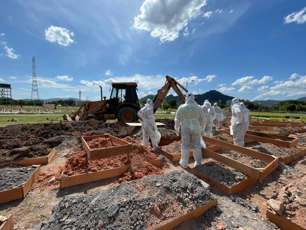 Jawi rented backhoes to dig graves in an effort to accelerate funeral services due to the recent spike in Covid-19 fatalities. u00e2u20acu201d Picture via Twitter/Bernama