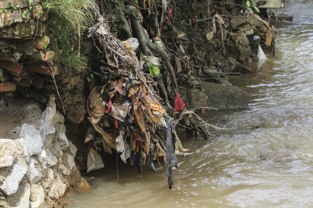 A Kampung Bukit Pulai resident said the latest pollution in Sungai Kim Kim on July 28 was allegedly caused by waste from a sewage treatment plant. u00e2u20acu201d Bernama pic