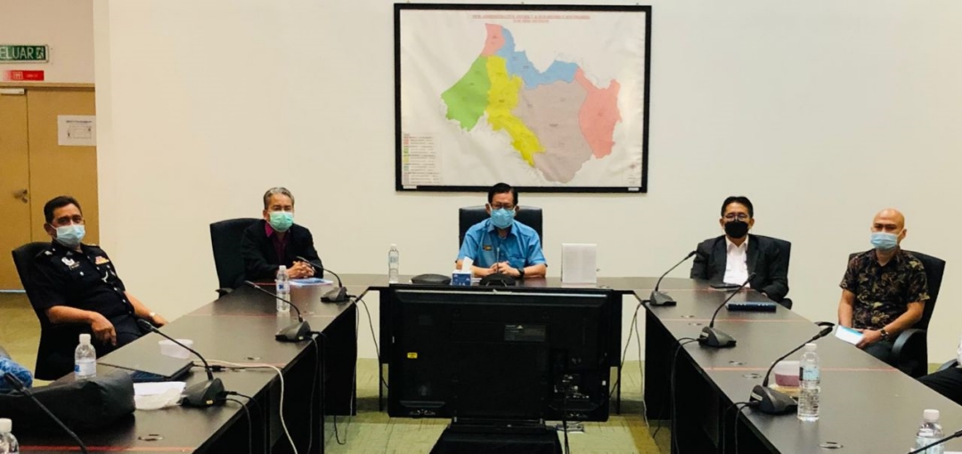 Lee (centre) chairs a Zoom meeting to discuss in detail conditions relating to inter-district travel within the Miri Division recently. u00e2u20acu2022 Borneo Post pic