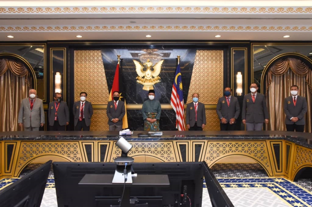 Abang Johari (fifth left) poses with the delegation from Bumiputera Consulting Engineers Association. u00e2u20acu2022 Borneo Post pic