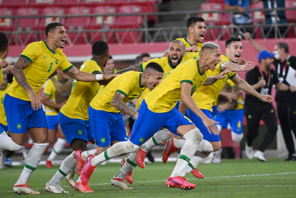 Brazilu00e2u20acu2122s players celebrate winning the Tokyo 2020 Olympic Games menu00e2u20acu2122s semi-final football match between Mexico and Brazil at Ibaraki Kashima Stadium in Kashima city, Ibaraki prefecture August 3, 2021. u00e2u20acu201d AFP picnn
