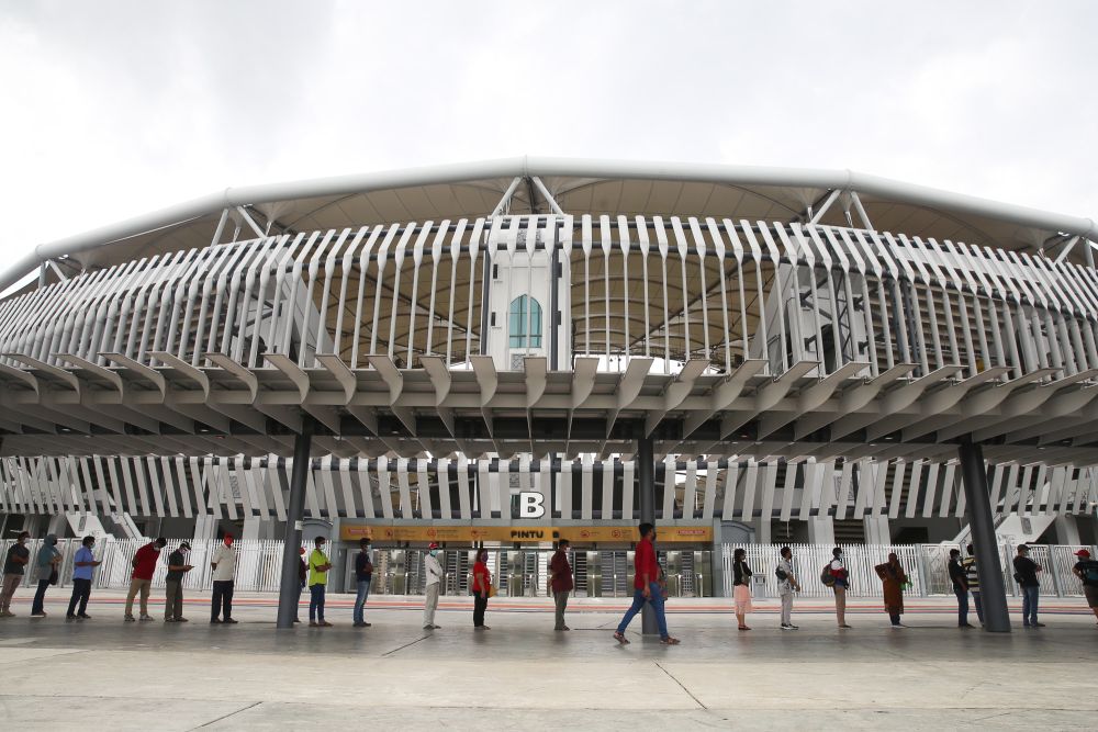 Foreign workers queue as they wait to get their Covid-19 jab at the Bukit Jalil Stadium vaccination centre August 10, 2021. u00e2u20acu2022 Picture by Choo Choy May
