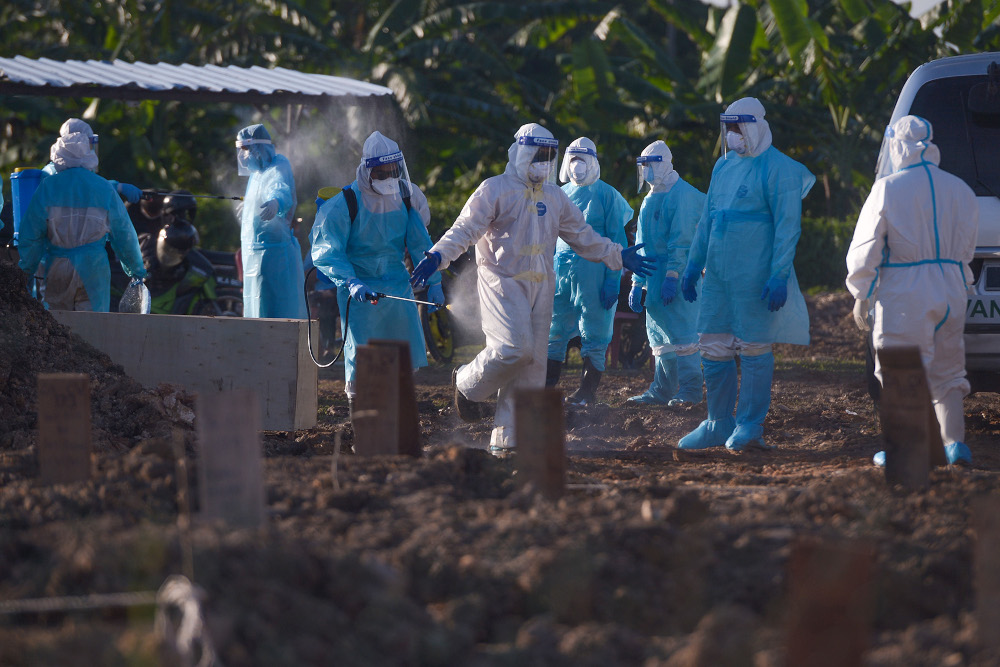 Health personnel bury the body of a Covid-19 victim at the Islamic cemetery in Klang August 6, 2021. u00e2u20acu2022 Picture by Miera Zulyana