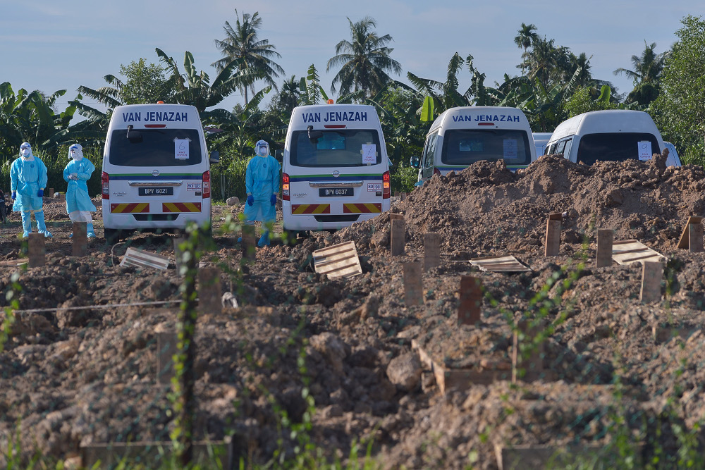 Health personnel prepare to bury the bodies of Covid-19 victims at the Islamic cemetery in Klang August 6, 2021. u00e2u20acu2022 Picture by Miera Zulyana
