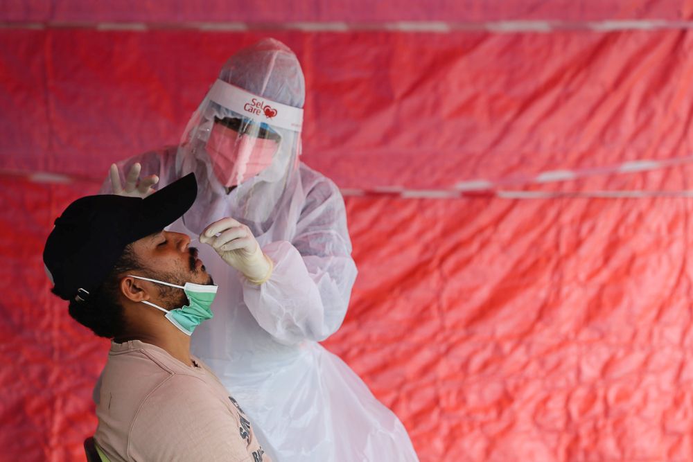 Health workers collect swab samples to test for Covid-19 at the Selcare Clinic in Shah Alam August 1, 2021. u00e2u20acu201d Picture by Yusof Mat Isa