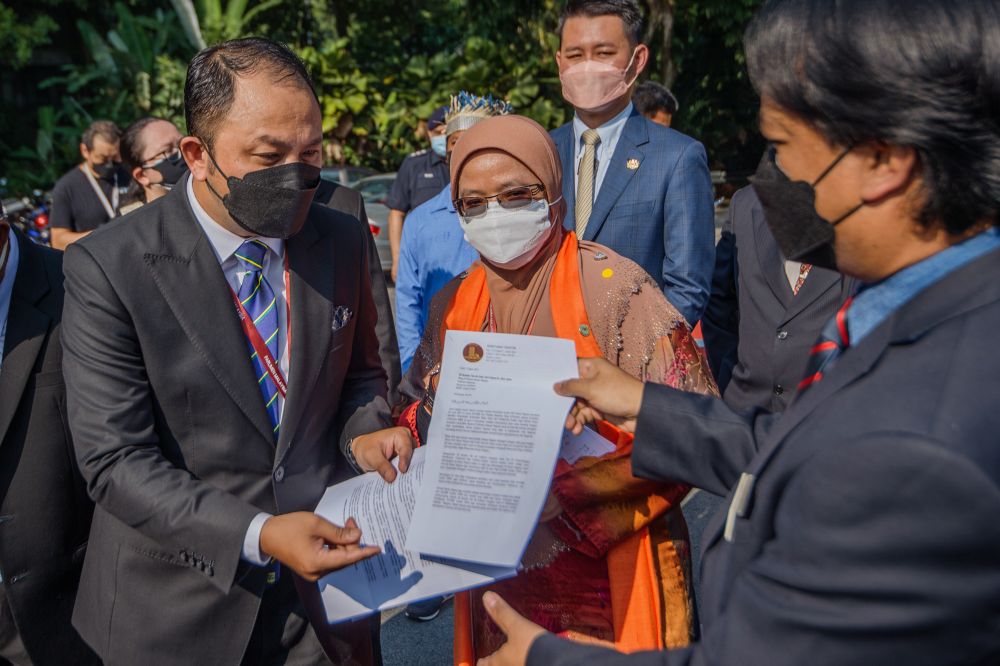 Senator Mohd Yusmadi Mohd Yusoff hands over the letter to Dewan Negara secretary Muhd Sujairi Abdullah on August 3, 2021. ― Picture by Shafwan Zaidon