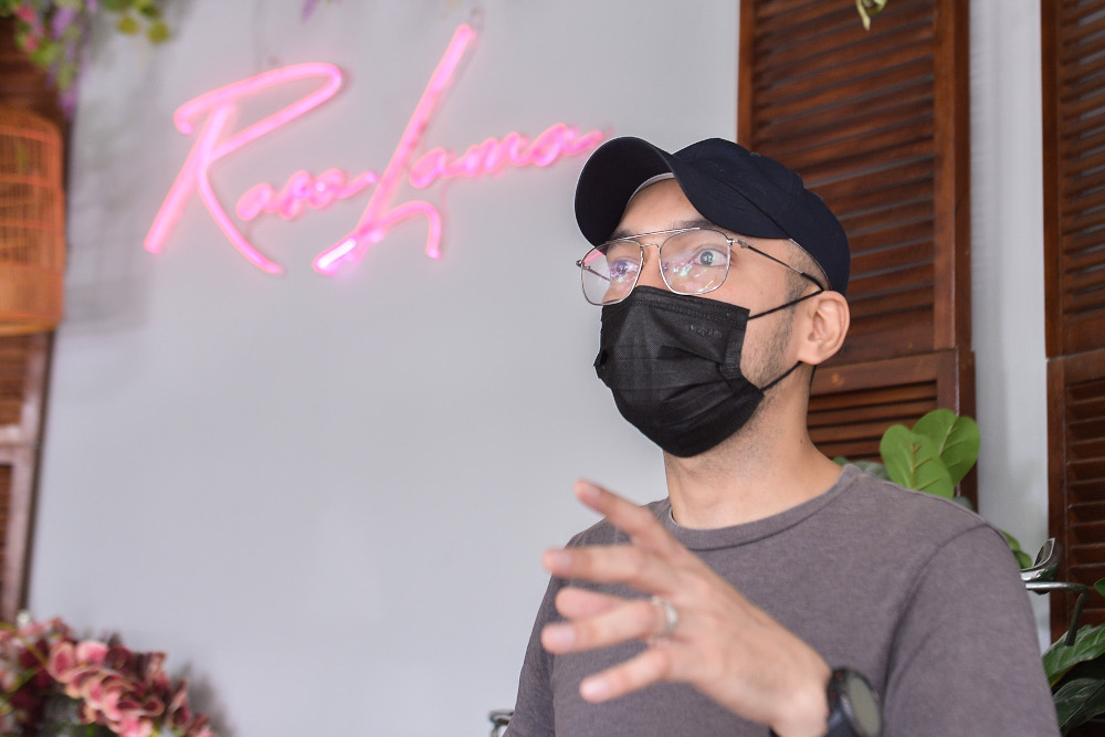 Rasa Lama barista Ismail Ali speaks during an interview at SS15, Subang Jaya, August 25, 2021. — Picture by Miera Zulyana