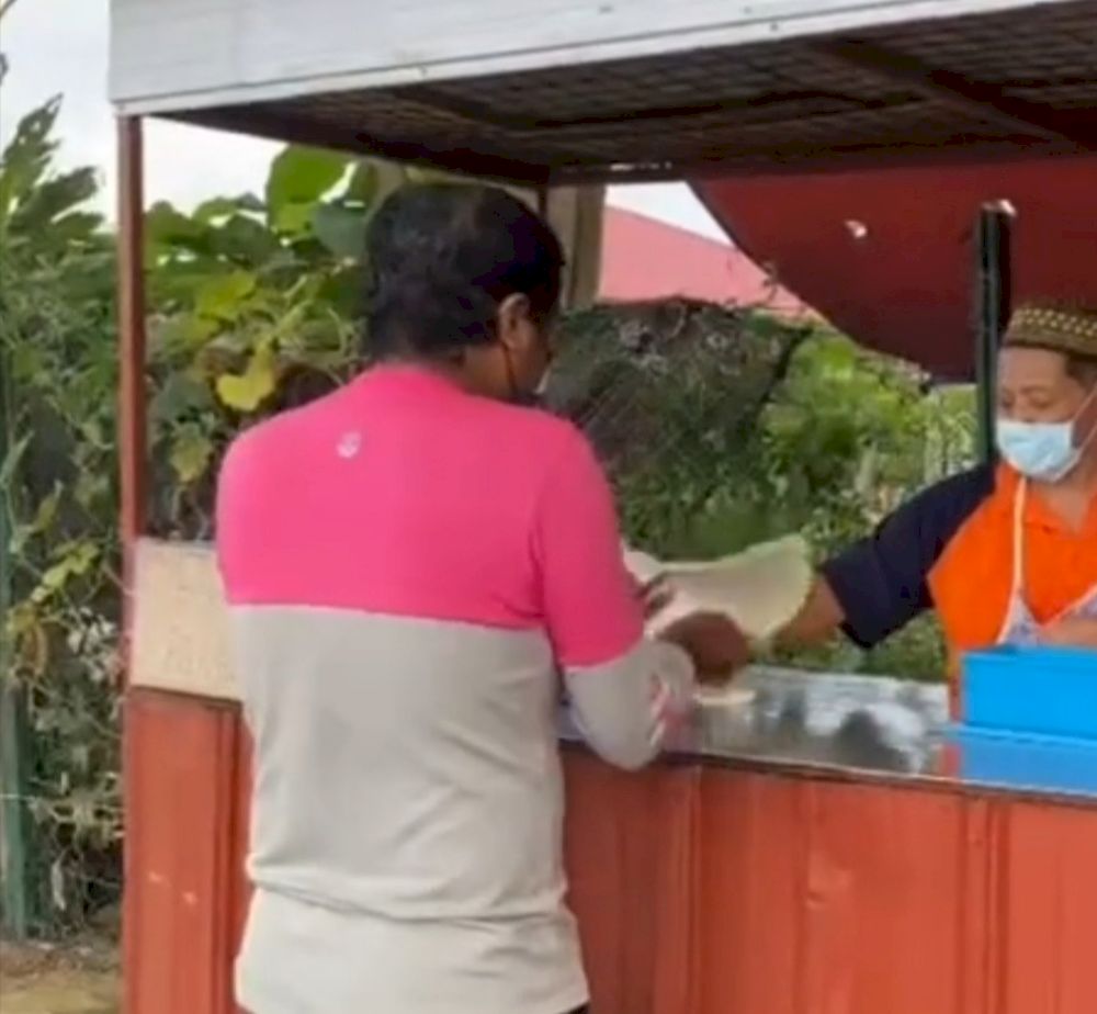 Hamizan showing off his 'roti canai' making skills while helping. u00e2u20acu201d TikTok/Dtgilham pic