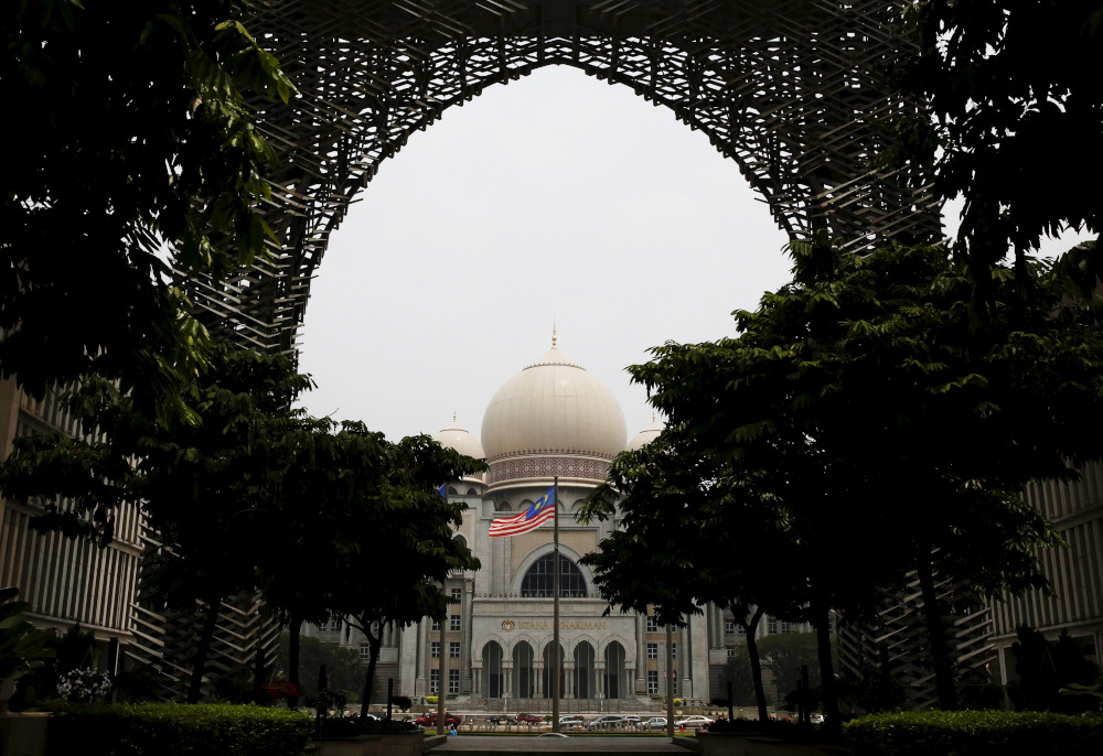 Malaysiau00e2u20acu2122s national flag flies in front of the Federal Court on a hazy day in Putrajaya, Malaysia, October 6, 2015. u00e2u20acu201d Reuters pic 