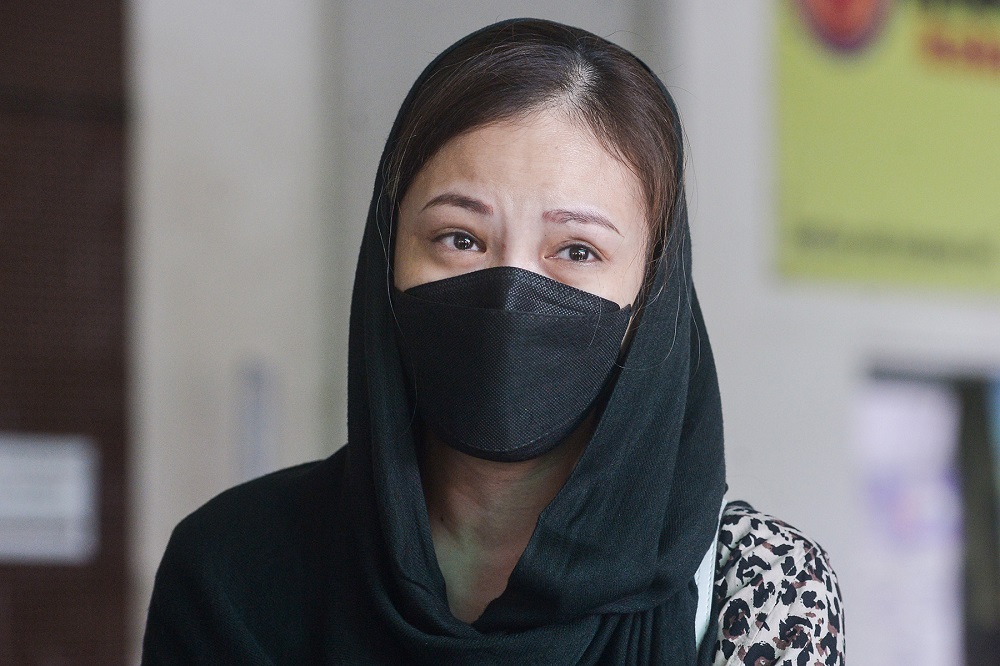 Mohammadhossein Samadi’s wife Ginny Lim speaks to reporters at the Shah Alam High Court August 24, 2021. ― Picture by Miera Zulyana
