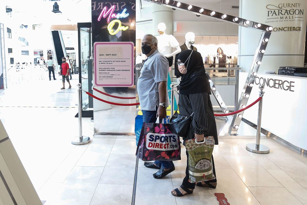 Shoppers return to the Gurney Paragon Mall in George Town August 18, 2021. u00e2u20acu2022 Picture by Sayuti Zainudin