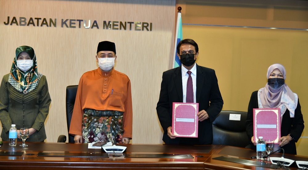 Chief Minister Datuk Seri Hajiji Noor together with SESB Chief Executive Officer, Datuk Ir. Abdul Nasser Abdul Wahid (second right) who represented Sabah's side in the agreement signing ceremony. u00e2u20acu2022 Picture by Julia Chan