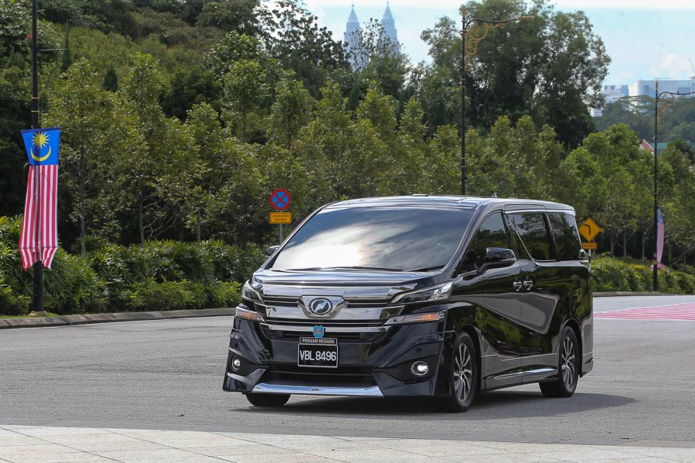 A vehicle believed to be ferrying Attorney General Tan Sri Idrus Harun is seen arriving at Istana Negara in Kuala Lumpur August 16, 2021. u00e2u20acu201d Picture by Yusof Mat Isa