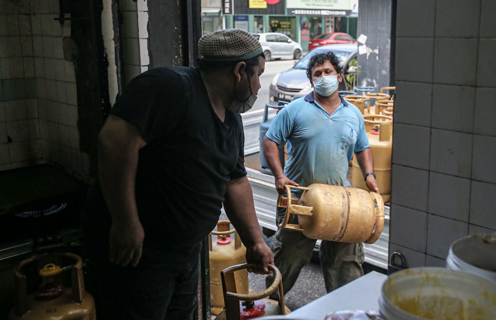 Konda Kondi cafu00c3u00a9 staff are pictured at work amid Covid-19 restrictions in Ipoh August 6, 2021. u00e2u20acu201d Picture by Farhan Najib
