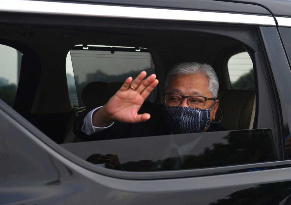 Prime Minister Datuk Seri Ismail Sabri Yaakob waves to the media at Perdana Putra after his audience with the King in Kuantan today, August 26, 2021. u00e2u20acu201d Bernama pic