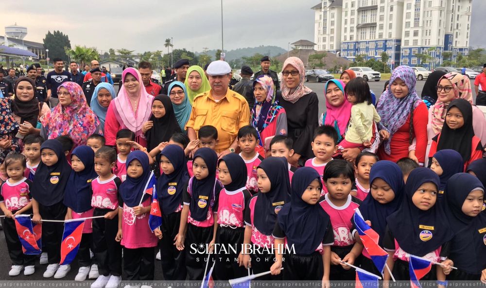 Sultan Ibrahim Sultan Iskandar said civil servants, including teachers, should not doubt the importance of getting vaccinated. u00e2u20acu201d Picture via Facebook