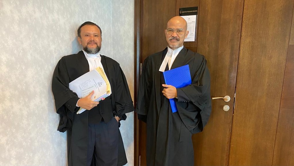 Senior federal counsels Azizan Md Arshad (left) and Shamsul Bolhassan represented the prime minister, the Malaysian government and the Election Commission in the lawsuit filed by five Malaysian youths. ― Picture courtesy of Shamsul Bolhassan and Azizan Md Arshad