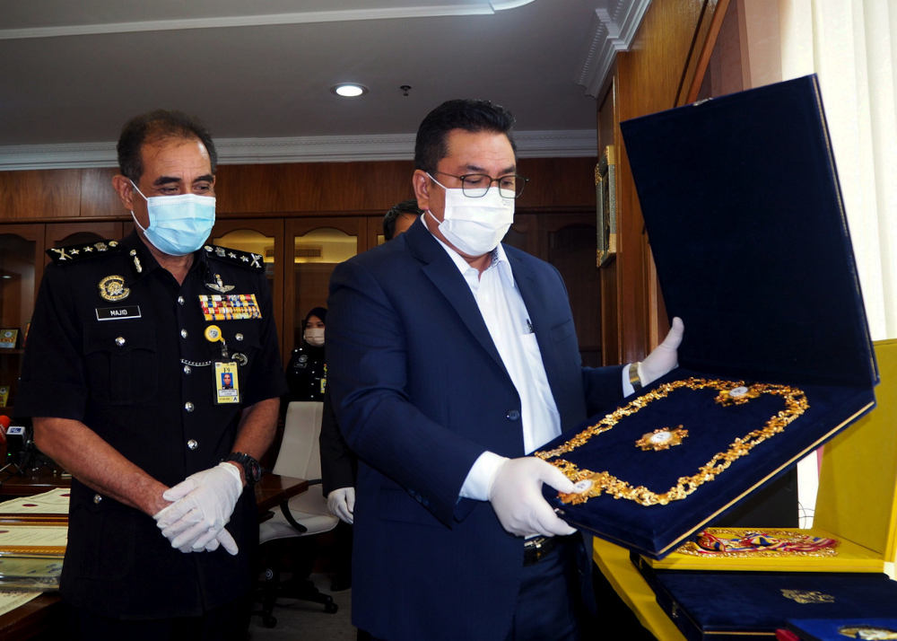 Chief Minister Datuk Sulaiman Md Ali (right) with Melaka Police Chief Datuk Abdul Majid Mohd Ali showing the seized fake medals, at a press conference in Seri Negeri Ayer Keroh, August 11, 2021. u00e2u20acu2022 Bernama pic 