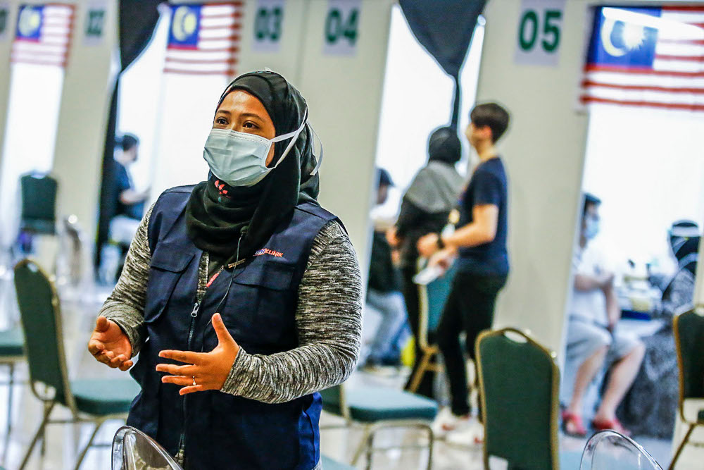 Uni Klinik brunch director Dr Nurul Hidayah Yahaya and her team have been hard at work to vaccinate the people at World Trade Centre Kuala Lumpur mega vaccination centre. — Picture by Hari Anggara