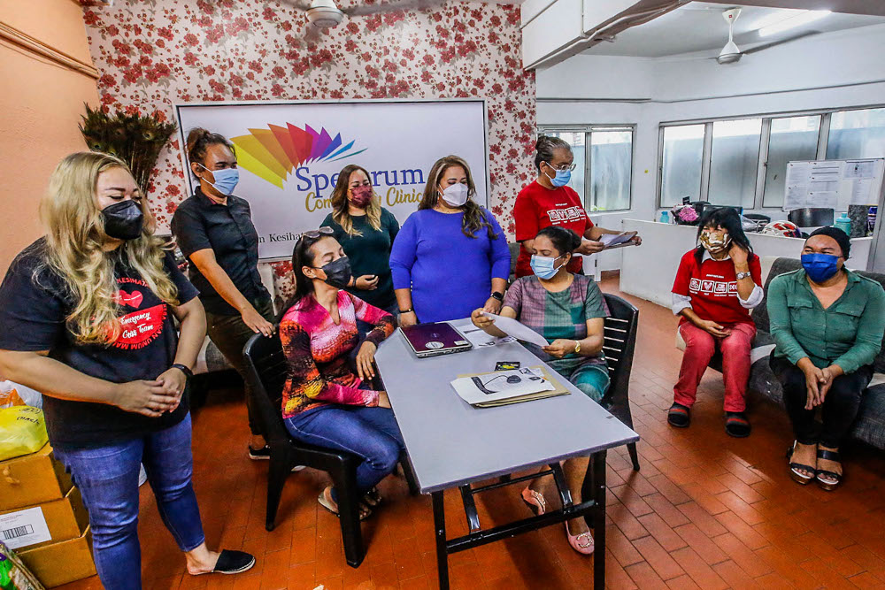 Pertubuhan Kesihatan dan Kebajikan Umum Malaysia president Elisha Kor Krishnan (third from right) and her team feed the needy every day. — Picture by Hari Anggara  