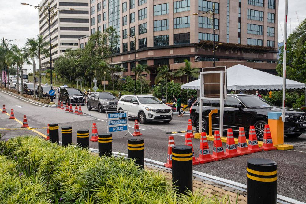 Vehicles ferrying Members of Parliaments arrive at Istana Negara for their scheduled audience with the Yang di-Pertuan Agong August 19, 2021. u00e2u20acu201d Picture by Firdaus Latifnn