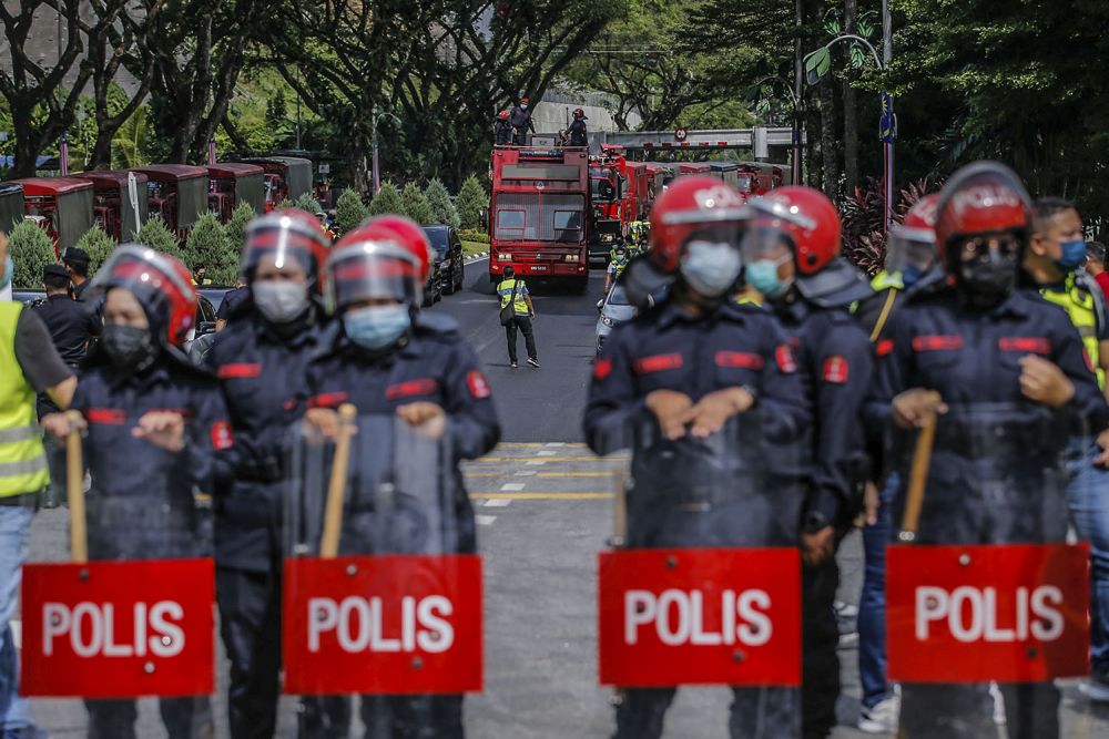 Federal Reserve Unit personnel are seen blocking access to the Parliament building in Kuala Lumpur August 2, 2021. u00e2u20acu201d Picture by Hari Anggara