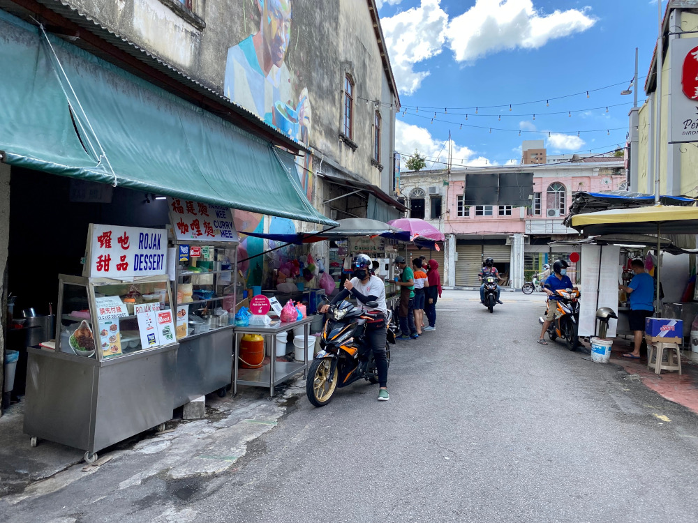 Customers making their orders for take away at the Penang Road Cendul stall. ― Picture by Steven Ooi KE