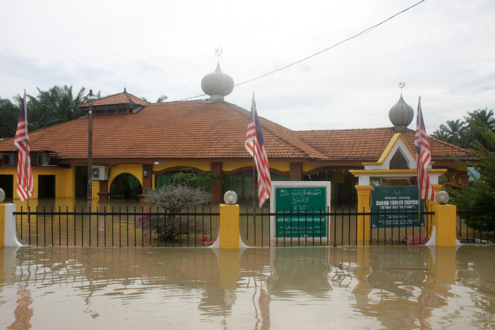 The Tengku Menteri mosque inundated with floodwater in Matang, Bukit Gantang in Perak, August 19, 2021. u00e2u20acu201d Bernama pic 