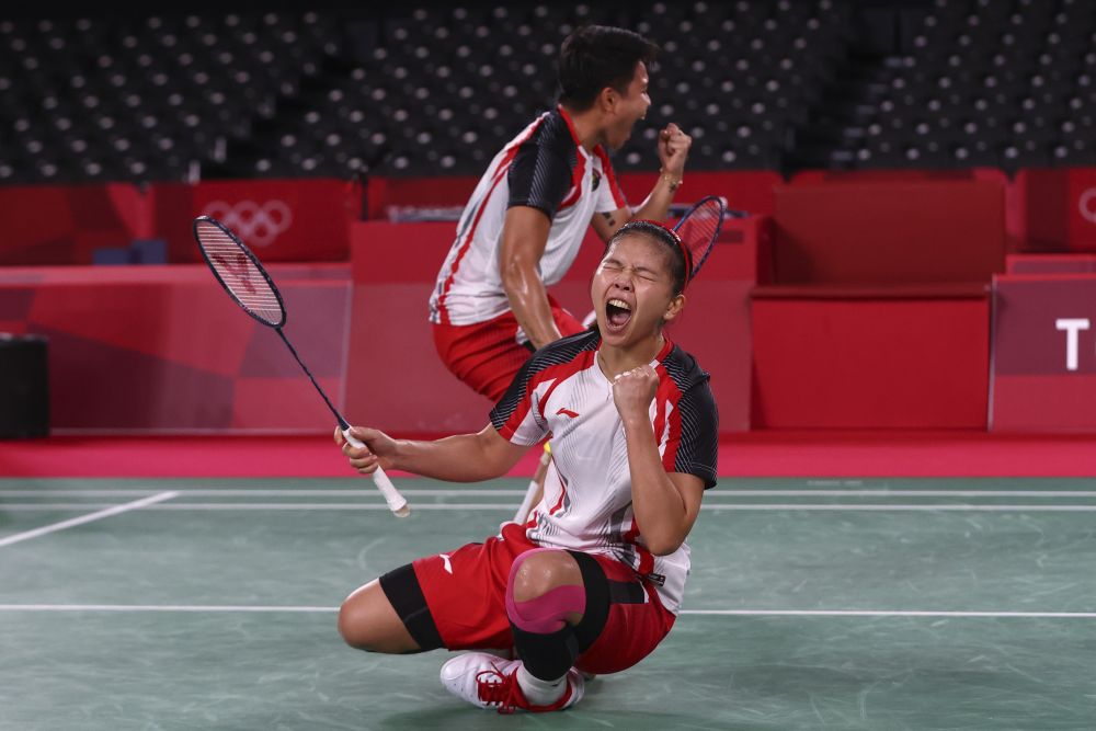 Greysia Polii and Apriyani Rahayu of Indonesia celebrate after beating Chen Qingchen and Jia Yifan of China during the womenu00e2u20acu2122s badminton doubles gold medal match at the Musashino Forest Sport Plaza, Tokyo August 2, 2021. u00e2u20acu201d Reuters pic