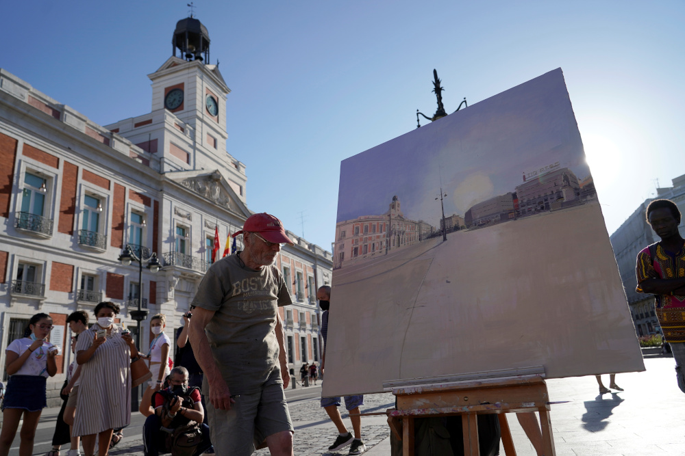 Spanish artist Antonio Lopez prepares to paint the famous Puerta del Sol square in Madrid August 5, 2021. — Reuters pic