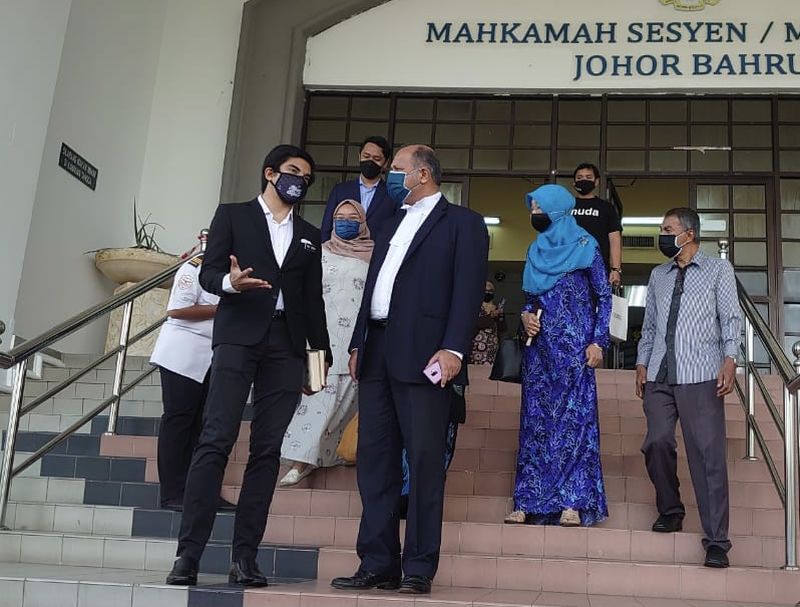 Muar MP Syed Saddiq Syed Abdul Rahman (left) has a word with his lawyer Gobind Singh Deo at the Johor Baru Sessions Court August 5, 2021. u00e2u20acu201d Picture by Ben Tan