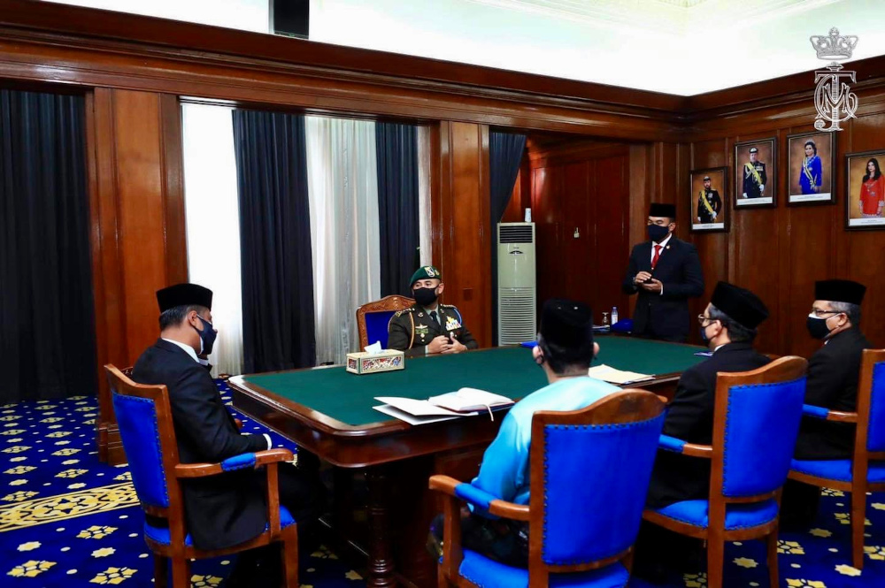 Johor Crown Prince Tunku Ismail Sultan Ibrahim (centre) held a meeting with the stateu00e2u20acu2122s top administrators to discuss the issue of the teachers refusing to be vaccinated. u00e2u20acu201d Picture courtesy of Facebook